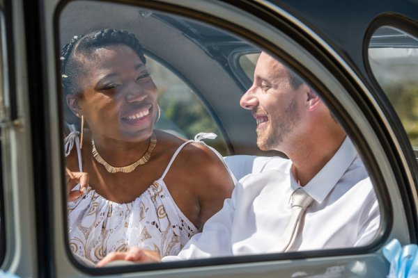 mariage Arrivée des mariés en voiture